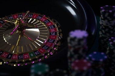 Decision point in Caribbean Stud Poker on winlive4 showing fold and call buttons with hand evaluation tips
